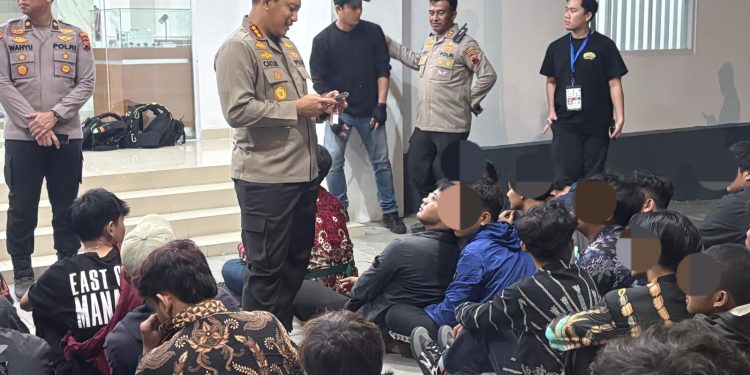 Polresta Surakarta Amankan Suporter Pembawa Flare dan Miras di Laga Persis Solo