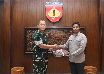 Pangdam IV/Diponegoro Serahkan Dukungan Kamera Profesional dan Seragam Tactical Office ke Pendam