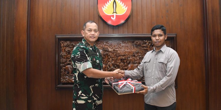 Pangdam IV/Diponegoro Serahkan Dukungan Kamera Profesional dan Seragam Tactical Office ke Pendam