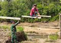 Gotong Royong Bangun Jembatan Merah Putih, TNI dan Warga Gunung Kancil Wujudkan Impian lama.