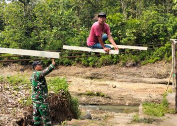 Gotong Royong Bangun Jembatan Merah Putih, TNI dan Warga Gunung Kancil Wujudkan Impian lama.