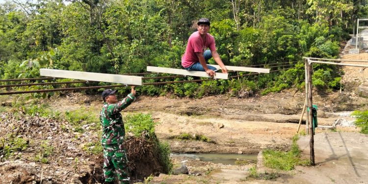 Gotong Royong Bangun Jembatan Merah Putih, TNI dan Warga Gunung Kancil Wujudkan Impian lama.