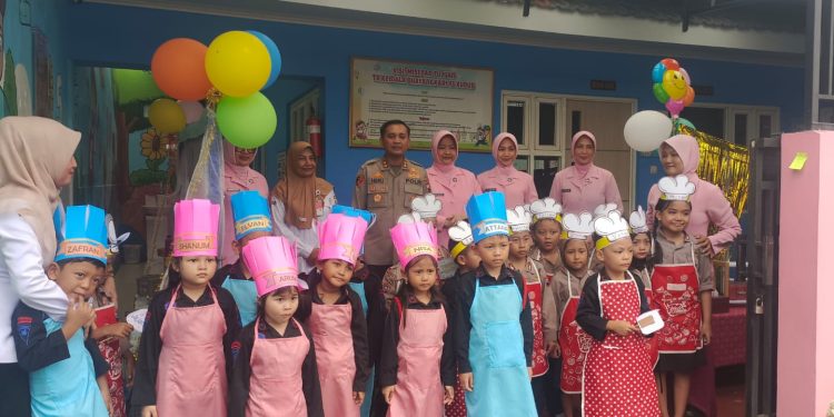 Kapolres Kudus Kunjungi TK Kemala Bhayangkari, Dukung Market Day Siswa untuk Tumbuhkan Jiwa Mandiri