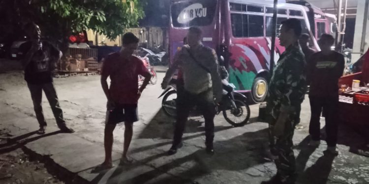 Jaga Kodusifitas Wilayah, Aparat Gabungan Patroli Keamanan Hingga Larut Malam