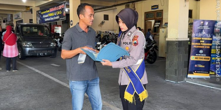 Duta Pelayanan Ditlantas Polda Jateng: Fasilitasi dan Permudah Wajib Pajak Urus STNK di Samsat Semarang 2