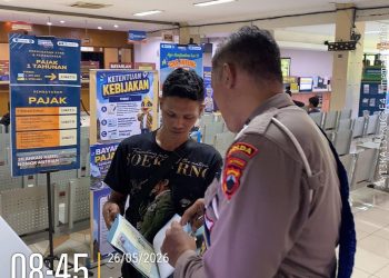 Ciptakan Kemudahan Layanan, Duta Pelayanan Ditlantas Polda Jateng Bimbing Pengesahan STNK di Samsat Semarang 2