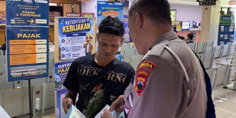 Ciptakan Kemudahan Layanan, Duta Pelayanan Ditlantas Polda Jateng Bimbing Pengesahan STNK di Samsat Semarang 2