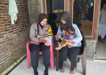 Sinergi Kamtibmas dan Kesehatan, Bhabinkamtibmas Desa Welahan Dampingi Kader Pantau Tumbuh Kembang Balita hingga Bumil
