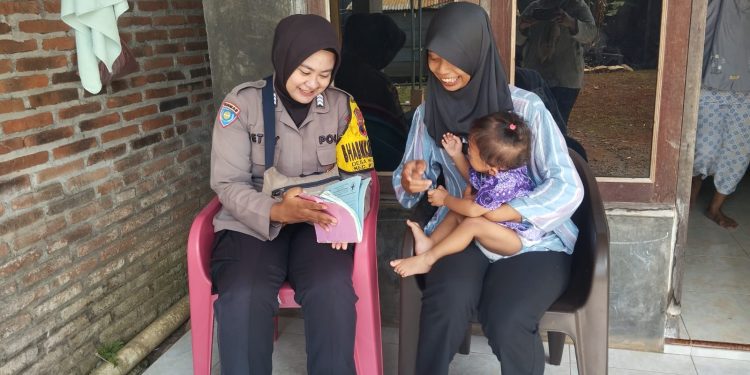 Sinergi Kamtibmas dan Kesehatan, Bhabinkamtibmas Desa Welahan Dampingi Kader Pantau Tumbuh Kembang Balita hingga Bumil