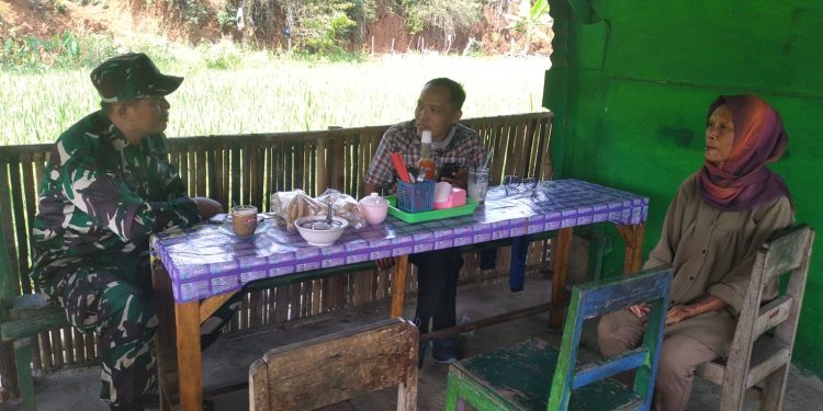 Babinsa Koramil 18/Girimarto Perkuat Kedekatan dengan Warga Lewat Anjangsana dan Komsos Humanis