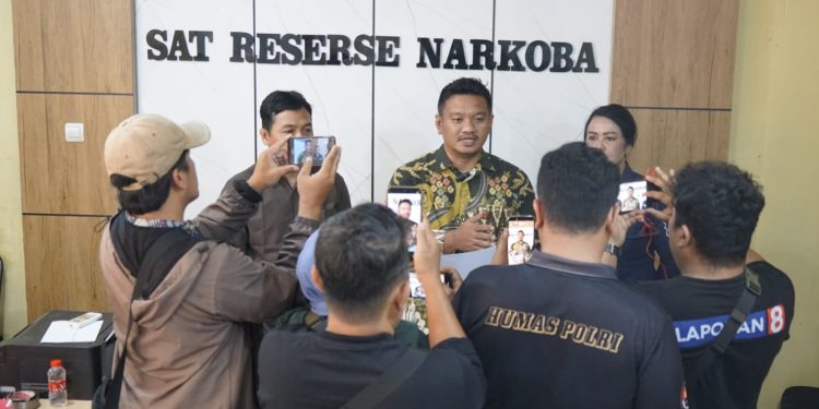 Nekat Selundupkan Sabu dan Ratusan Obat Terlarang di Celana Dalam Saat Besuk Suami, IRT Ditangkap di Lapas Sragen