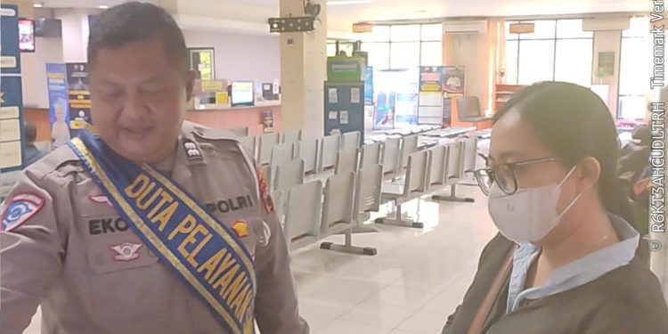 Aktif Layani Masyarakat, Duta Pelayanan Ditlantas Polda Jateng Pastikan Urus STNK di Samsat Semarang 2 Lebih Mudah