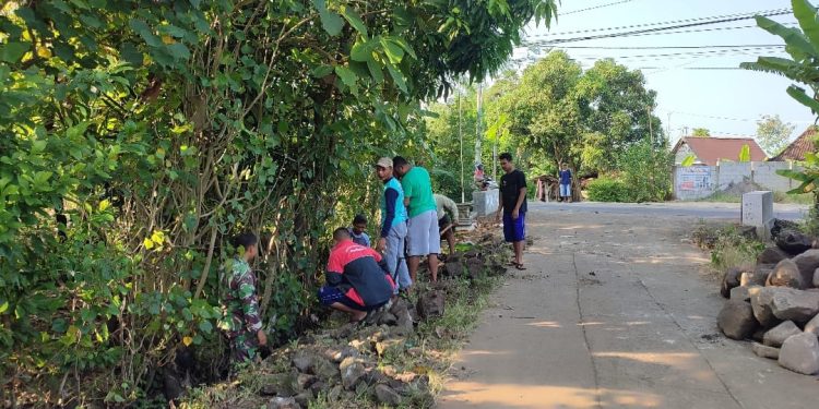 Babinsa dan Warga Candirejo Gotong Royong Bangun Talud Jalan