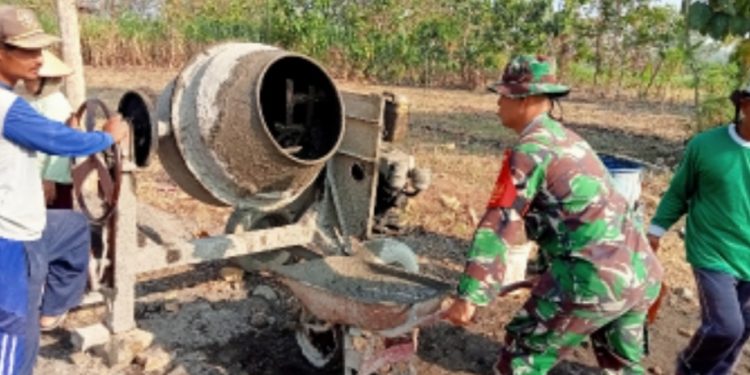 Semangat Gotong Royong, Serma Eko Budi Bersama Warga Jurangjero Tuntaskan Pengecoran Jalan