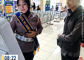 Pelayanan Makin Ramah dan Terarah, Duta Pelayanan Ditlantas Polda Jateng Bantu Kelancaran Urus STNK di Samsat Semarang 2