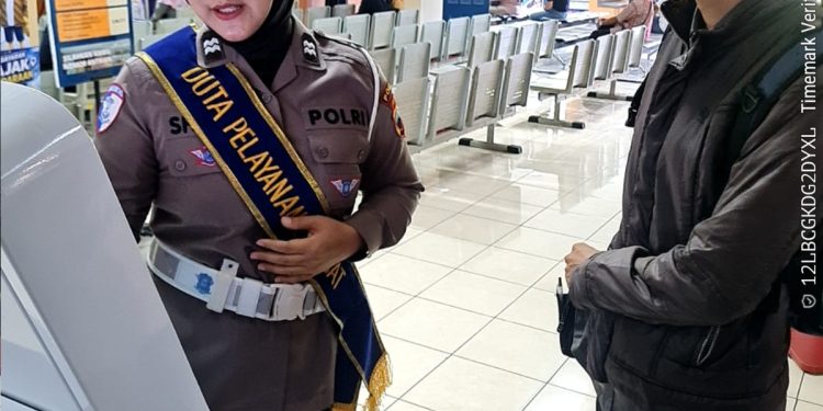 Pelayanan Makin Ramah dan Terarah, Duta Pelayanan Ditlantas Polda Jateng Bantu Kelancaran Urus STNK di Samsat Semarang 2
