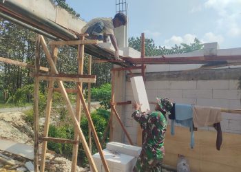 Singsingkan Lengan Baju, Babinsa Bantu Warga Bangun Rumah