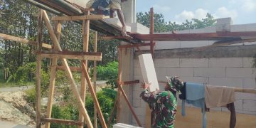 Singsingkan Lengan Baju, Babinsa Bantu Warga Bangun Rumah