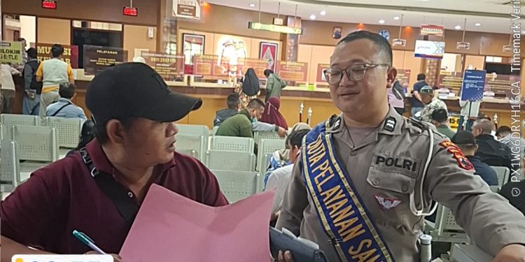 Duta Pelayanan Ditlantas Polda Jateng Permudah Wajib Pajak Urus Perpanjangan dan Pengesahan STNK di Samsat Semarang 2