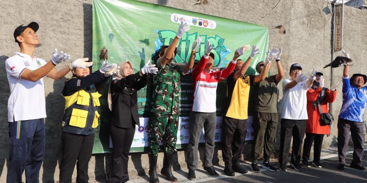 Mahasiswa, TNI-Polri dan Forkopimda Bersihkan Kali Gelis Kudus