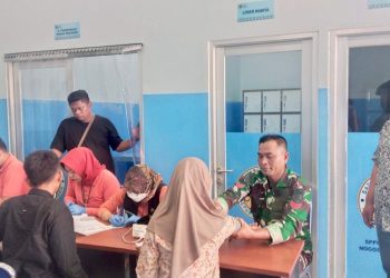 Dukung untuk Generasi Sehat dan Berkualitas, Babinsa Dampingi Pemeriksaan Kesehatan Calon Relawan SPPG.