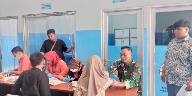 Dukung untuk Generasi Sehat dan Berkualitas, Babinsa Dampingi Pemeriksaan Kesehatan Calon Relawan SPPG.
