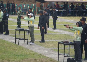 Eksebisi menembak Kowad Kodam XVIII/Kasuari dengan Polwan Polda Papua Barat : Perkuat Sinergi melalui ketangkasan Menembak