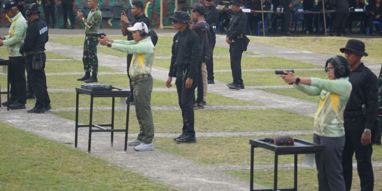 Eksebisi menembak Kowad Kodam XVIII/Kasuari dengan Polwan Polda Papua Barat : Perkuat Sinergi melalui ketangkasan Menembak