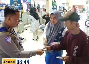 Pelayanan Makin Ramah dan Terarah, Duta Pelayanan Ditlantas Polda Jateng Bantu Kelancaran Urus STNK di Samsat Semarang 2