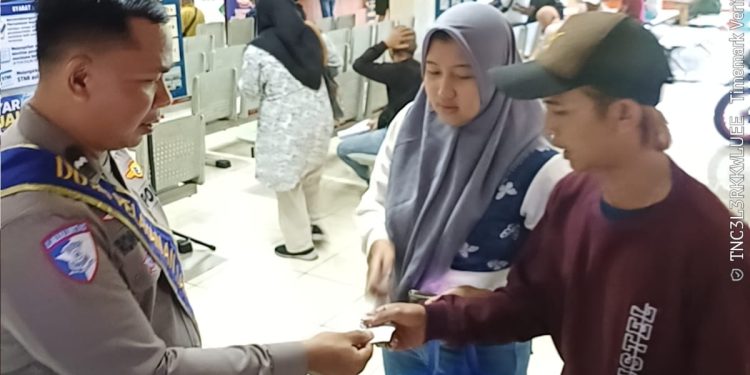 Pelayanan Makin Ramah dan Terarah, Duta Pelayanan Ditlantas Polda Jateng Bantu Kelancaran Urus STNK di Samsat Semarang 2