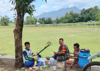 Babinsa Pererat Kebersamaan dengan Warga, Suasana Hangat Jadi Sorotan