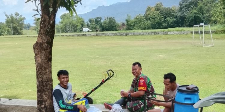 Babinsa Pererat Kebersamaan dengan Warga, Suasana Hangat Jadi Sorotan