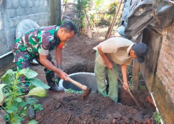 Wujud Kemanunggalan TNI, Babinsa Rejoso Gotong Royong Renovasi MCK Warga Binangun
