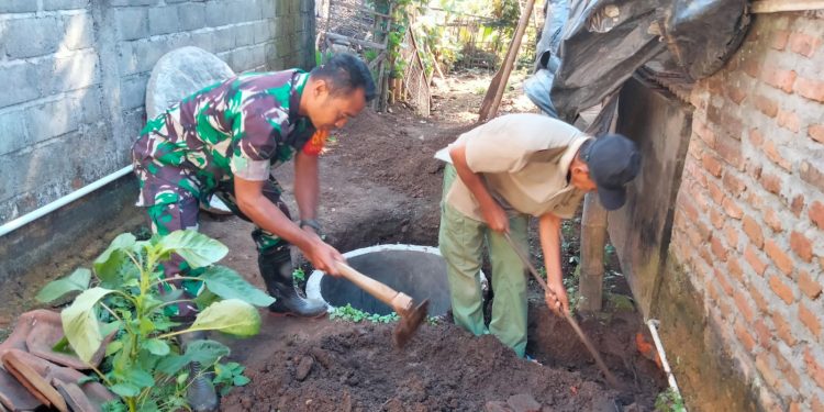 Wujud Kemanunggalan TNI, Babinsa Rejoso Gotong Royong Renovasi MCK Warga Binangun