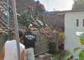 Wujud Kemanunggalan TNI, Babinsa Kademangan Bersama Warga Gotong Royong Rehab Rumah Layak Huni