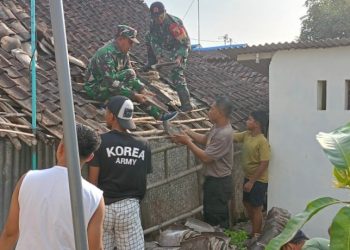 Wujud Kemanunggalan TNI, Babinsa Kademangan Bersama Warga Gotong Royong Rehab Rumah Layak Huni