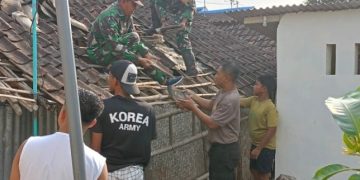 Wujud Kemanunggalan TNI, Babinsa Kademangan Bersama Warga Gotong Royong Rehab Rumah Layak Huni