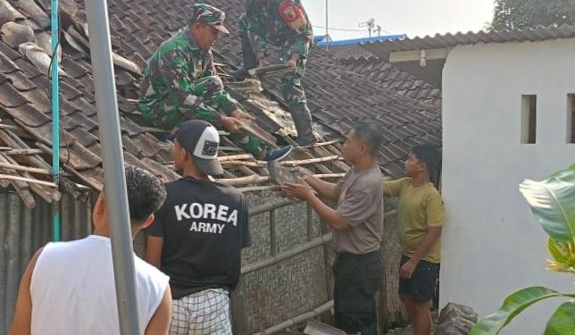 Wujud Kemanunggalan TNI, Babinsa Kademangan Bersama Warga Gotong Royong Rehab Rumah Layak Huni