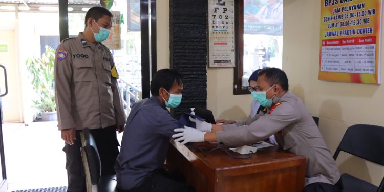 Jelang Hari Bhayangkara ke-80, Polres Kendal Turun Langsung Lakukan Tracing TB di Karangsari