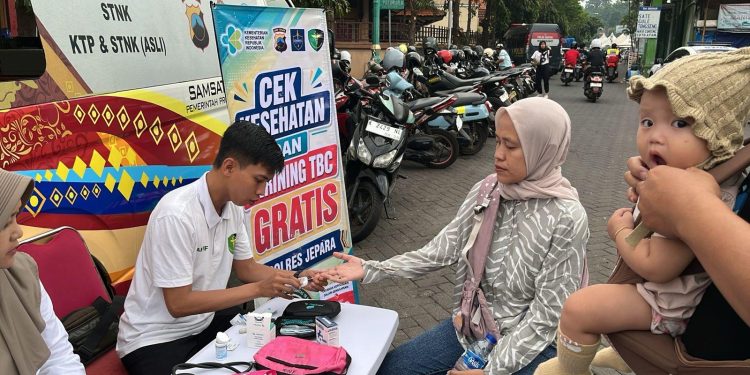 Sambut Hari Bhayangkara ke-80, Dokkes Polres Jepara Gelar Bhakti Kesehatan Gratis di Area Car Free Day