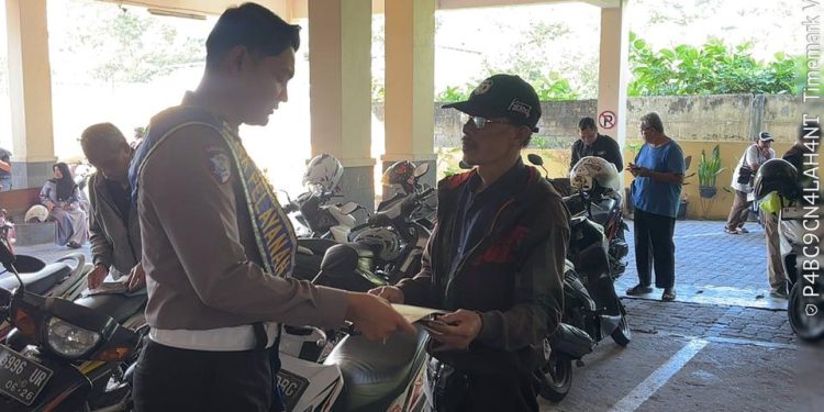 Pelayanan Humanis di Samsat Semarang 2, Duta Pelayanan Jadi Sahabat Wajib Pajak dalam Mengurus Perpanjangan STNK