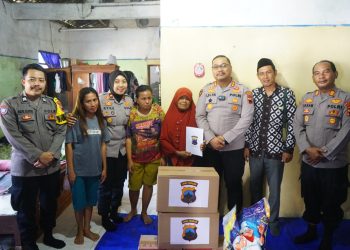Kapolres Brebes Sambangi Kediaman Ibu Kusmiah, Janda Penjaga Parkir Yang Gagalkan Aksi Pencurian RP3,6 Miliar