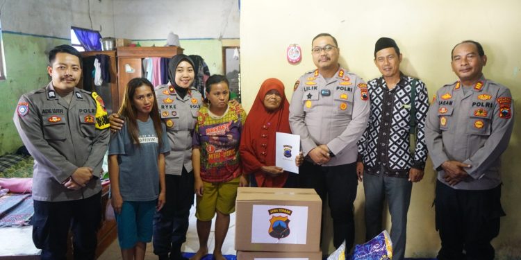 Kapolres Brebes Sambangi Kediaman Ibu Kusmiah, Janda Penjaga Parkir Yang Gagalkan Aksi Pencurian RP3,6 Miliar