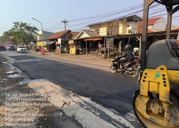Komitmen PT Praba Mas Hill Tingkatkan Kualitas Infrastruktur, Lakukan Pengaspalan Jalan Candi Penataran Raya–Kalipancur