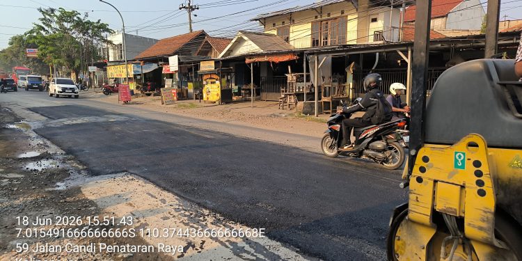Komitmen PT Praba Mas Hill Tingkatkan Kualitas Infrastruktur, Lakukan Pengaspalan Jalan Candi Penataran Raya–Kalipancur
