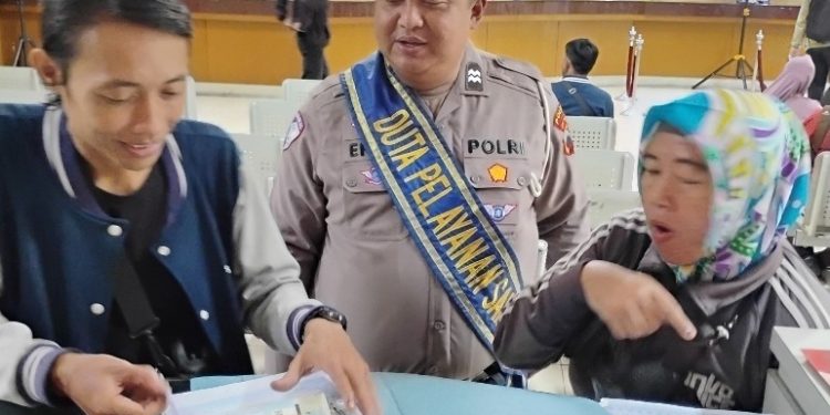 Duta Pelayanan dan Petugas Samsat Semarang 2 Bersinergi, Wajib Pajak Rasakan Layanan yang Lebih Nyaman