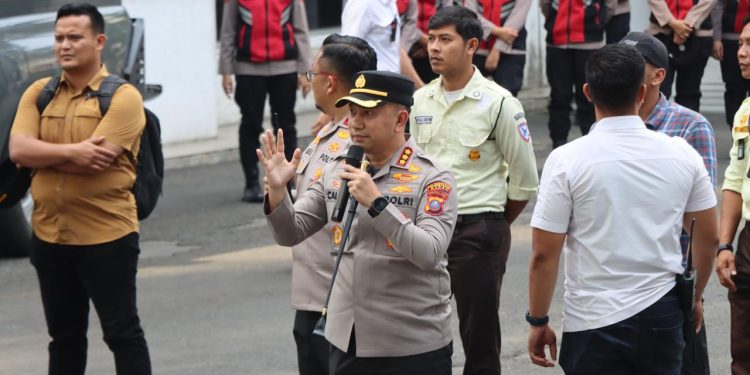 Kapolrestabes Medan Arahkan Personel Tetap Humanis dalam Pengamanan Aksi KBMN di DPRD Sumut