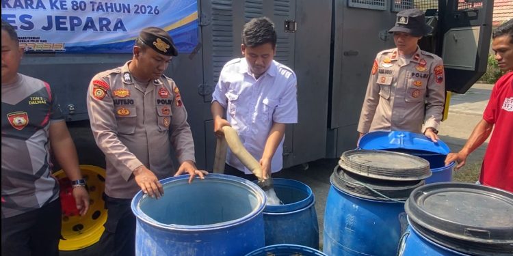 Polres Jepara Gerak Cepat Salurkan 6.000 Liter Air Bersih