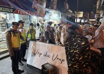 Kapolres Kudus Pantau Langsung Pembagian Nasi Jangkrik, Ribuan Warga Padati Kawasan Menara