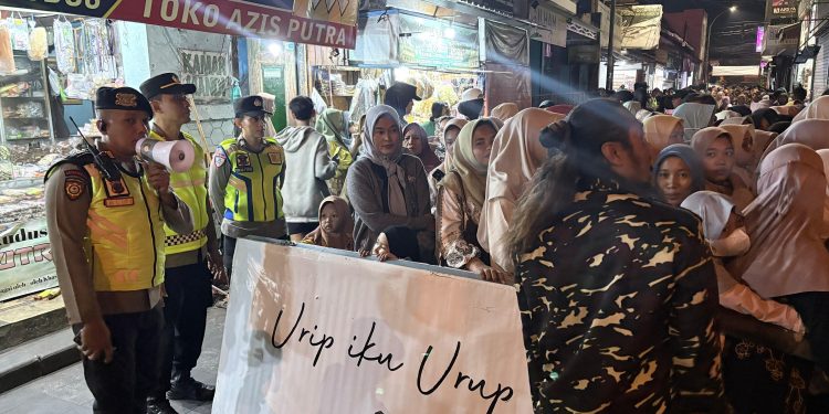 Kapolres Kudus Pantau Langsung Pembagian Nasi Jangkrik, Ribuan Warga Padati Kawasan Menara